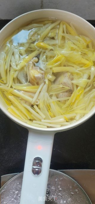 黄花菜煲老母鸡汤的做法步骤：5