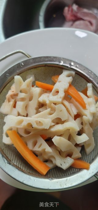 炒莲藕的做法步骤：3