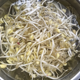 黄豆芽炖粉条的做法步骤：1