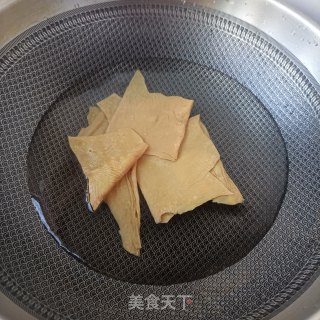 油豆皮肉片拌花心萝卜的做法步骤：2