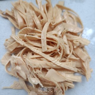 油豆皮肉片拌花心萝卜的做法步骤：4