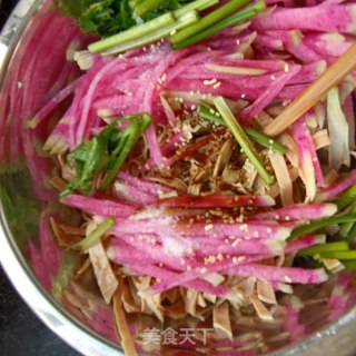 油豆皮肉片拌花心萝卜的做法步骤：12