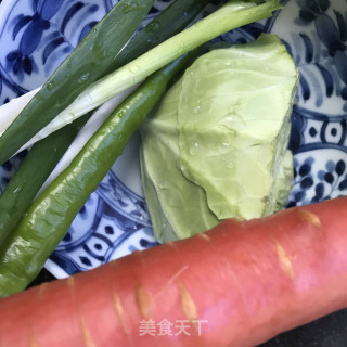 包菜鸡蛋炒玉米面的做法步骤：1