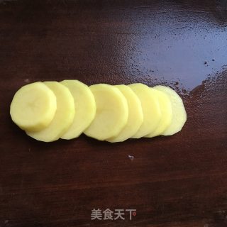 腊肠蒸土豆的做法步骤：1