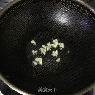 鸡蛋干炒茼蒿的做法步骤：1