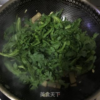 鸡蛋干炒茼蒿的做法步骤：3