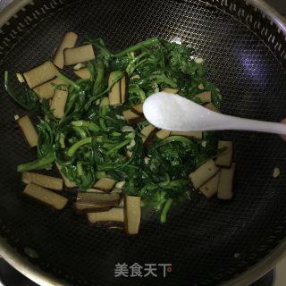 鸡蛋干炒茼蒿的做法步骤：4