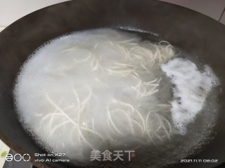 白菜鸡蛋面的做法步骤：2