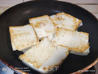 豆腐白菜煮年糕的做法步骤：1
