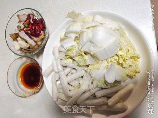 五花肉白菜炒年糕的做法步骤：1