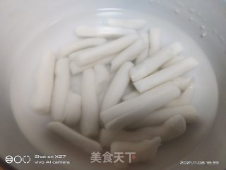 五花肉白菜炒年糕的做法步骤：2