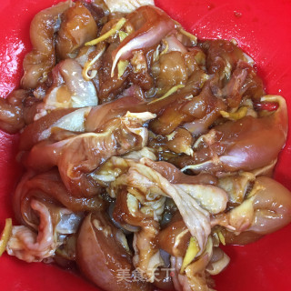 板栗南瓜蒸鸡腿的做法步骤：3
