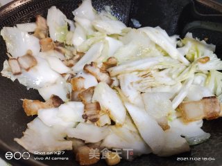 五花肉炒白菜的做法步骤：4