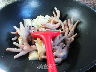 冬笋烧鸡爪的做法步骤：4