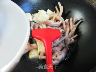 冬笋烧鸡爪的做法步骤：5