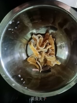花生炖鱼胶的做法步骤：2