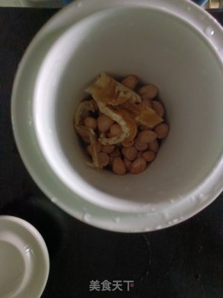 花生炖鱼胶的做法步骤：3