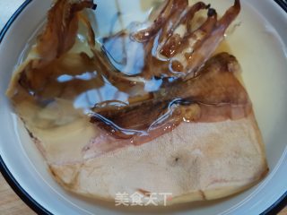 排骨炖墨鱼的做法步骤：1