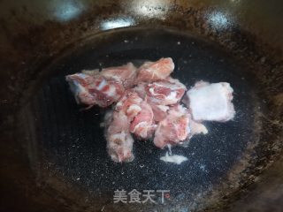 排骨炖墨鱼的做法步骤：4