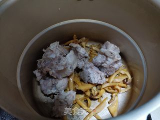 排骨炖墨鱼的做法步骤：5