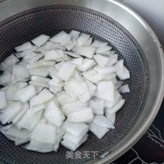 蒜蓉肠炒冬瓜的做法步骤：2