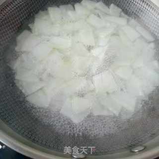 蒜蓉肠炒冬瓜的做法步骤：3