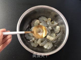 脆皮炸虾仁的做法步骤：1