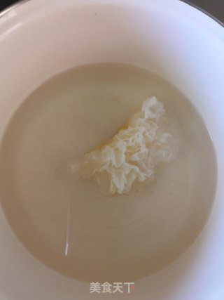 木瓜银耳汤的做法步骤：1