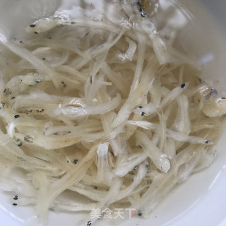 银鱼炒莴笋的做法步骤：2