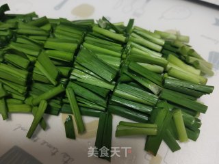 五花肉炒韭菜的做法步骤：2