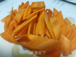 胡萝卜炒洋葱的做法步骤：1