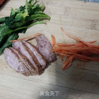 烤肠菠菜煮泡面的做法步骤：1