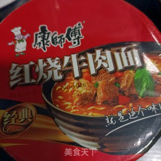 烤肠菠菜煮泡面的做法步骤：2