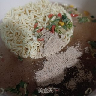 烤肠菠菜煮泡面的做法步骤：4