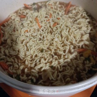 烤肠菠菜煮泡面的做法步骤：6