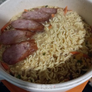 烤肠菠菜煮泡面的做法步骤：7