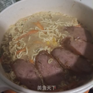 烤肠菠菜煮泡面的做法步骤：8