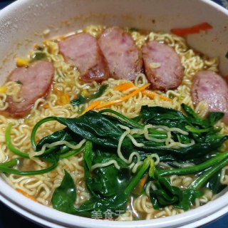 烤肠菠菜煮泡面的做法步骤：11