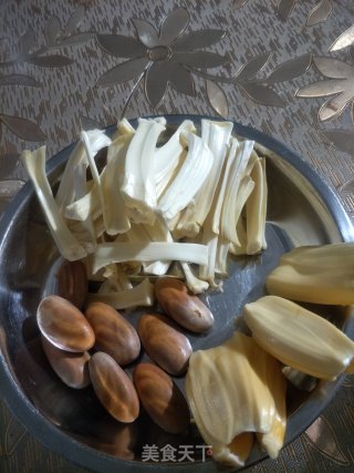 菠萝蜜的边角料炒鸡蛋的做法步骤：2