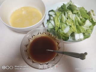 鸡蛋炒白菜的做法步骤：1