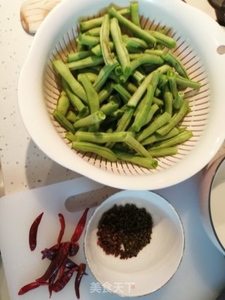 干煸豆角的做法步骤：1