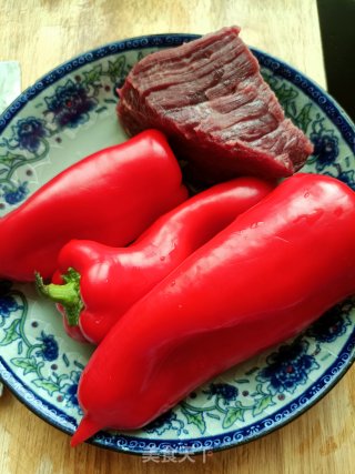 红椒炒牛肉丝的做法步骤：1