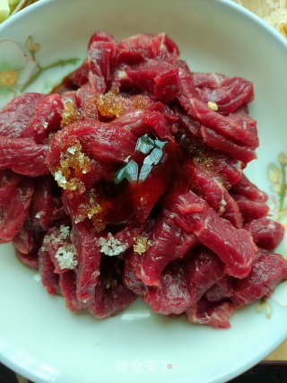 红椒炒牛肉丝的做法步骤：2
