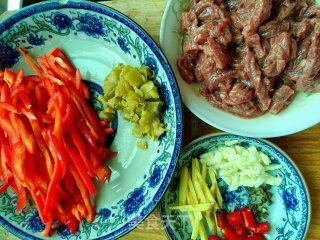 红椒炒牛肉丝的做法步骤：4