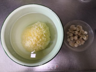 莲子百合银耳汤的做法步骤：1