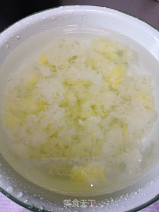 莲子百合银耳汤的做法步骤：2