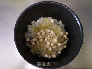 莲子百合银耳汤的做法步骤：3