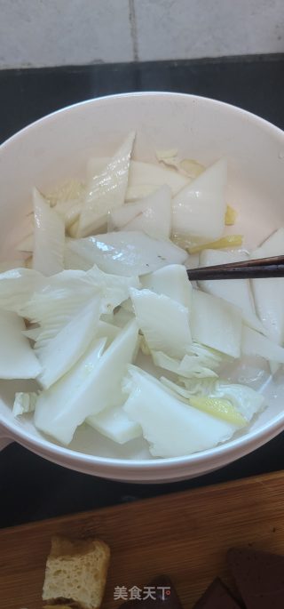 白菜油豆腐猪红煲的做法步骤：3
