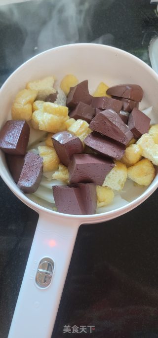 白菜油豆腐猪红煲的做法步骤：4
