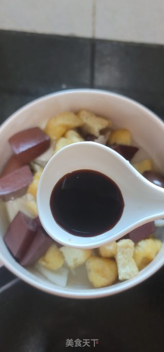 白菜油豆腐猪红煲的做法步骤：5